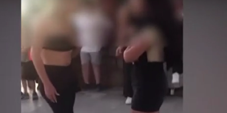 Alldaynews.gr Μαθήτριες έπαιξαν ξύλο στην Καλαμάτα για ένα αγόρι: «Μ#ρ& πο$τ@ν@» (video)