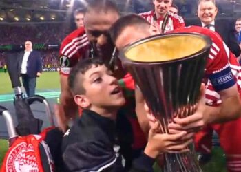 Η κούπα του Conference League στα χέρια του Γιαννάκη: H συγκινητική στιγμή που ο Φορτούνης του παρέδωσε το τρόπαιο