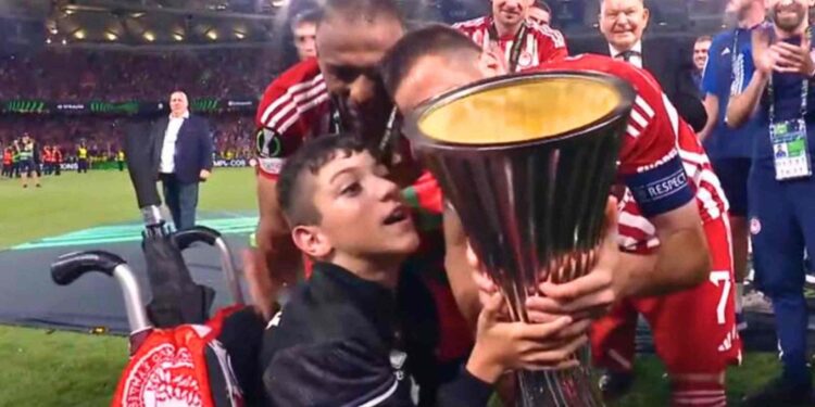Η κούπα του Conference League στα χέρια του Γιαννάκη: H συγκινητική στιγμή που ο Φορτούνης του παρέδωσε το τρόπαιο