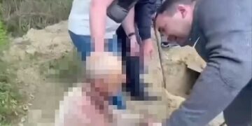 Άντρας ήταν θαμμένоς ζωντανóς 4 μέρες: Αστυνομικοί άκουσαν τις κραuγές του – Βίντεο από τη διάσωση