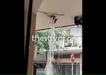 Απίστευτο βίντεο! Το νερό τρύπησε οροφή καταστήματος στη Θεσσαλονίκη