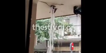 Απίστευτο βίντεο! Το νερό τρύπησε οροφή καταστήματος στη Θεσσαλονίκη