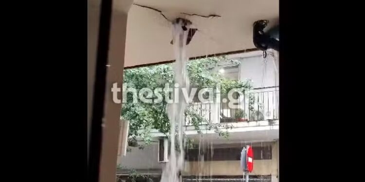 Απίστευτο βίντεο! Το νερό τρύπησε οροφή καταστήματος στη Θεσσαλονίκη