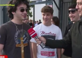 Πανελλαδικές 2024: Υποψήφιος πήγε στις εξετάσεις με τεράστιο σταυρό στον λαιμό – «Το μέγεθος μετράει προφανώς»