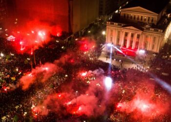 Ολυμπιακός: Το CBS τρελάθηκε με τις εικόνες από τον “φλεγόμενο” Πειραιά – “Πώς γίνεται να μην είχε πάρει ευρωπαϊκό;”