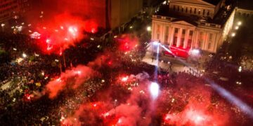 Alldaynews.gr Ολυμπιακός: Το CBS τρελάθηκε με τις εικόνες από τον “φλεγόμενο” Πειραιά – “Πώς γίνεται να μην είχε πάρει ευρωπαϊκό;”