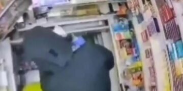 Alldaynews.gr Αθήνα: Ληστεία με πριόνι σε περίπτερο – Ο υπάλληλος παραιτήθηκε μετά το σοκ (video)