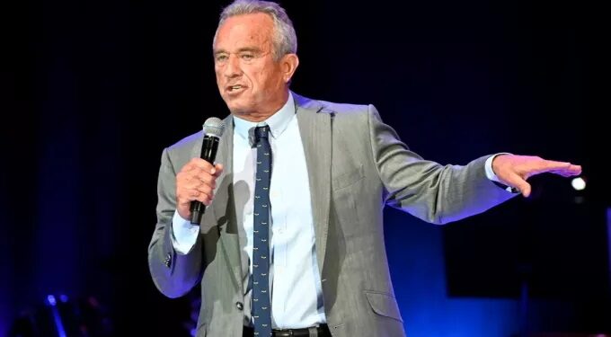 Alldaynews.gr Ρόμπερτ Κένεντι Τζούνιορ: «Ένα σκουλήκι μπήκε στον εγκέφαλό του, έφαγε ένα μέρος και πέθανε»