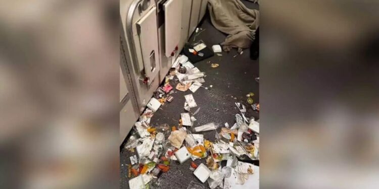 Alldaynews.gr Τραγωδία στους αιθέρες: Ένας νεκρός και 30 τραυματίες από αναταράξεις σε πτήση από Λονδίνο – Συγκλονιστικό βίντεο