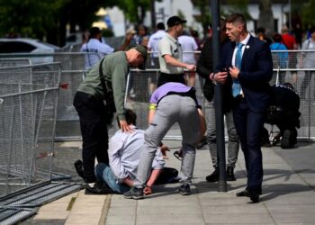 Απόπειρα δολοφονίας του πρωθυπουργού της Σλοβακίας – Μεταφέρθηκε τραυματισμένος στο νοσοκομείο (video)