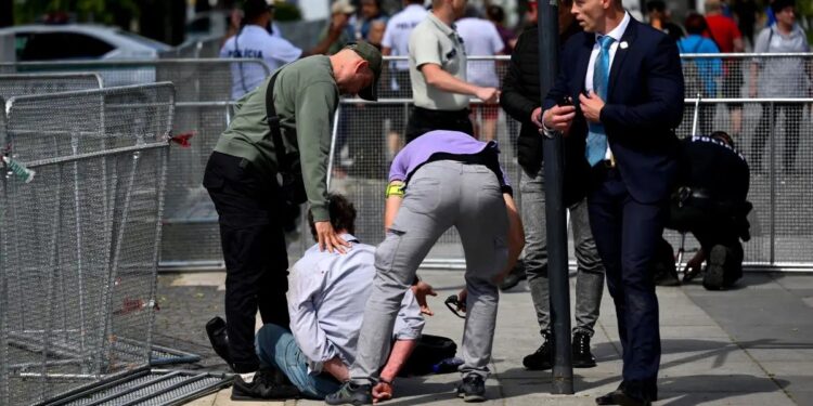 Alldaynews.gr Απόπειρα δολοφονίας του πρωθυπουργού της Σλοβακίας – Μεταφέρθηκε τραυματισμένος στο νοσοκομείο (video)