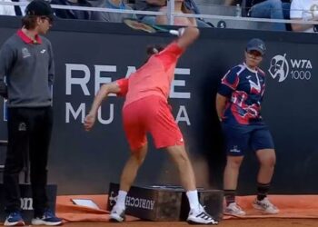 Τσιτσιπάς – Στρουφ 2-1: Έσπασε τη ρακέτα του, αλλά έκανε την ανατροπή και προκρίθηκε στο Rome Masters