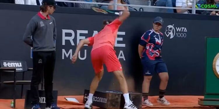 Τσιτσιπάς – Στρουφ 2-1: Έσπασε τη ρακέτα του, αλλά έκανε την ανατροπή και προκρίθηκε στο Rome Masters