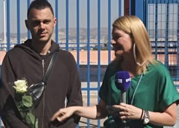 Πανελλήνιες: Νεαρός περίμενε με λουλούδι την κοπέλα του έξω από το εξεταστικό κέντρο – «Περήφανος για σένα»