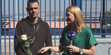 Alldaynews.gr Πανελλήνιες: Νεαρός περίμενε με λουλούδι την κοπέλα του έξω από το εξεταστικό κέντρο – «Περήφανος για σένα»