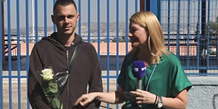 Alldaynews.gr Πανελλήνιες: Νεαρός περίμενε με λουλούδι την κοπέλα του έξω από το εξεταστικό κέντρο – «Περήφανος για σένα»