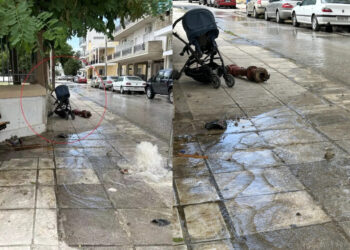 Alldaynews.gr ΠΡΙΝ ΑΠΟ ΛΙΓΟ: Μητέρα με το έξι μηνών βρέφος της παρασύρθηκαν από αυτοκίνητο – Σε σοβαρή κατάσταση το μωρό