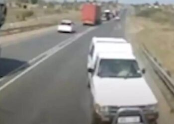 Οδηγός φορτηγού προσπαθεί να προσπεράσει 15 αυτοκίνητα και σκοτώνει 18 μαθητές