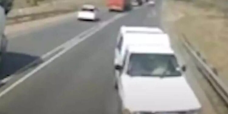 Alldaynews.gr Οδηγός φορτηγού προσπαθεί να προσπεράσει 15 αυτοκίνητα και σκοτώνει 18 μαθητές