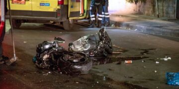 Θανατηφόρο τροχαίο με έναν 22χρονο νεκρό μετά τη σύγκρουση μηχανής με αστικό λεωφορείο (video)