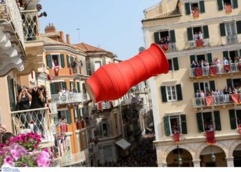 Ατύχημα στην Κέρκυρα: Γυναίκα “έφαγε” μπότη στο κεφάλι έξω από το δημαρχείο και όλοι έτρεχαν να την σώσουν