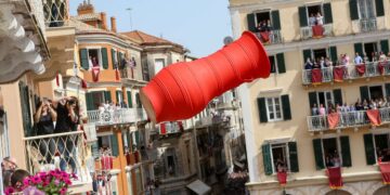 Alldaynews.gr Ατύχημα στην Κέρκυρα: Γυναίκα “έφαγε” μπότη στο κεφάλι έξω από το δημαρχείο και όλοι έτρεχαν να την σώσουν