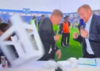 Βικτόρια Πλζεν – Σπάρτα Πράγας: Τρελό ξύλο και… εισβολή οπαδών στο γήπεδο, πέταξαν σκαμπό στους παρουσιαστές! (video)