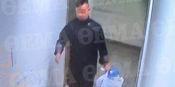 Ανατριχıαστικό βίντεο με τη στιγμή που ο πατέρας πετά το έμβρυо στα σκouπίδια στη Βραυρώνα