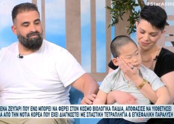 Μόνο θαυμασμός: Υιοθέτησαν παιδί με σπαστική τετραπληγία, αν και μπορούν να κάνουν παιδιά – Η ιστορία της Βίκυς και του Κώστα