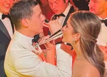 Alldaynews.gr Όλη η κοσμική Αθήνα έδωσε το παρών στον γάμο τους: Οι 1200 καλεσμένοι, ο Στέφανος Κασσελάκης και το πάρτι με Ρουβά, Αργυρό