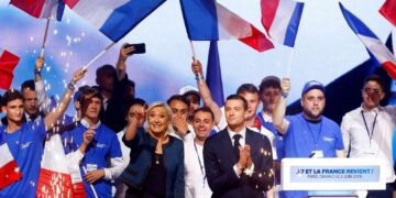 Νίκη Λε Πεν με 34% δείχνουν τα πρώτα exit polls – Δεύτερο το Νέο Λαϊκό Μέτωπο με 28,1% και τρίτος ο Μακρόν με 20,3%