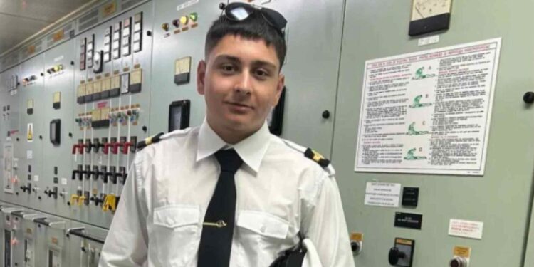 Alldaynews.gr Κλαίει όλο το Ηράκλειο: Σήμερα κηδεύουν τον 20χρονο Μιχάλη – Η σπαρακτική μαντινάδα του ιερέα πατέρα του