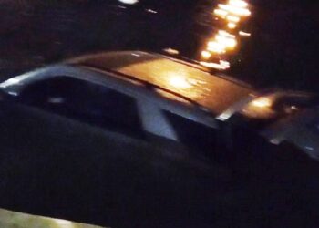 Πάρος: Ι.Χ. με τρεις επιβαίνοντες βγήκε από το καράβι και «βούτηξε» στη θάλασσα (video)