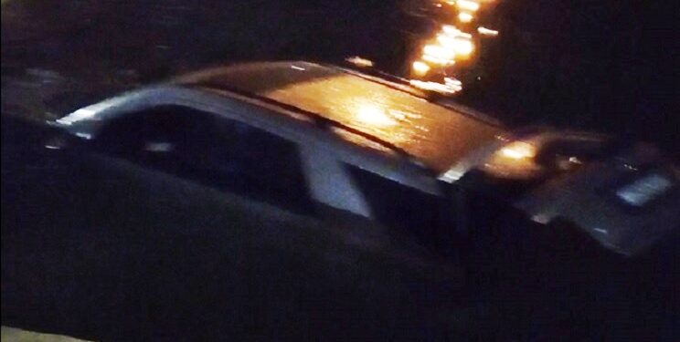 Alldaynews.gr Πάρος: Ι.Χ. με τρεις επιβαίνοντες βγήκε από το καράβι και «βούτηξε» στη θάλασσα (video)