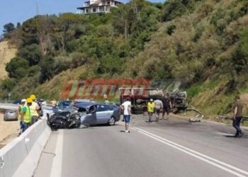 Φορτηγό συγκρούστηκε με ΙΧ, αναποδογύρισε το βαρύ όχημα – Δύο νεκροί (φωτο, video)