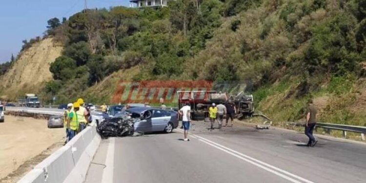 Alldaynews.gr Φορτηγό συγκρούστηκε με ΙΧ, αναποδογύρισε το βαρύ όχημα – Δύο νεκροί (φωτο, video)
