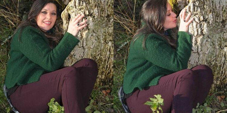 Alldaynews.gr 37χρονη παντρεύτηκε με ένα δέντρο και άλλαξε το επίθετο της σε Κουφοξυλιά – “Είμαι ευτυχισμένη στο γάμο μου”