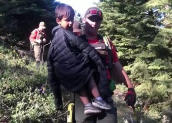 Η καλή είδηση: 4χρονος χάθηκε από την κατασκήνωση και βρέθηκε ύστερα από 22 ώρες μέσα σε δάσος (φωτο, vids)