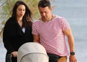 Γιώργος Αγγελόπουλος: Η φωτογραφία από το σπίτι της μητέρα του στην Σκιάθο – Το ταξίδι με την Βαμβακούση και το μωρό