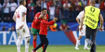 Κριστιάνο Ρονάλντο: Ο πιτσιρικάς εισβολέας για selfie, το χαμόγελο του Πορτογάλου και ο εκνευρισμός