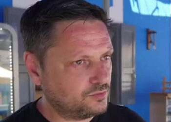 «Λυπάμαι που ήμουν εγώ που τον βρήκα νεκρό»: Ξέσπασε σε δάκρυα ο Έλληνας εικονολήτης που βρήκε τον δημοσιογράφο του BBC