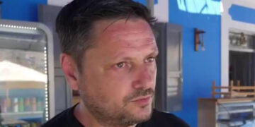 Alldaynews.gr «Λυπάμαι που ήμουν εγώ που τον βρήκα νεκρό»: Ξέσπασε σε δάκρυα ο Έλληνας εικονολήτης που βρήκε τον δημοσιογράφο του BBC