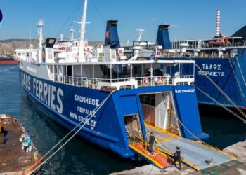 Πέντε τραυματίες από την πρόσκρουση πλοίου στο λιμάνι της Φολεγάνδρου