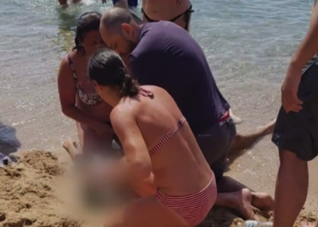 Πνίγηκε τουρίστας στις Κουκουναριές μπροστά στη γυναίκα του – Σκηνές αρχαίας τραγωδίας στην παραλία