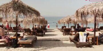 Alldaynews.gr Έγινε… Μύκονος η Αττική: Ξέφυγαν οι τιμές στη Βουλιαγμένη – 100 εuρώ για δύο ξαπλώστρες και 50 εuρώ οι μαξιλάρες