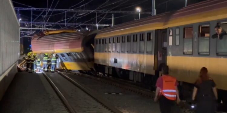 Τρένα συγκρούστηκαν μετωπικά στην Τσεχία! Tουλάχιστον 4 νεκροί και «δεκάδες τραυματίες» (video)