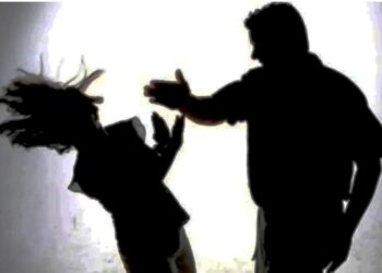 Ήπιε λίγο παραπάνω και πλάκωσε στις σφαλιάρες τη γυναίκα του μπροστά στην κόρη τους!