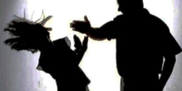 Ήπιε λίγο παραπάνω και πλάκωσε στις σφαλιάρες τη γυναίκα του μπροστά στην κόρη τους!