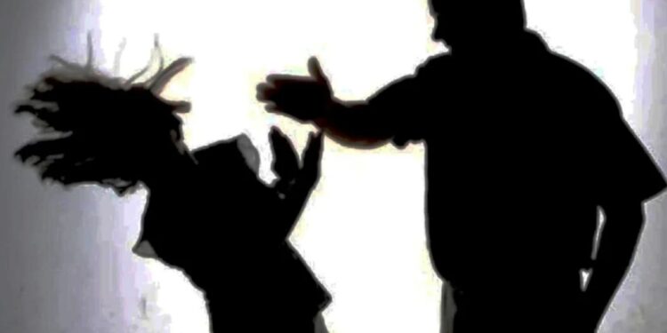 Ήπιε λίγο παραπάνω και πλάκωσε στις σφαλιάρες τη γυναίκα του μπροστά στην κόρη τους!