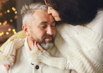 Πάρε αγκαλιά τη μάνα σου, όσο ακόμα προλαβαίνεις. Όσο ακόμα είναι εδώ